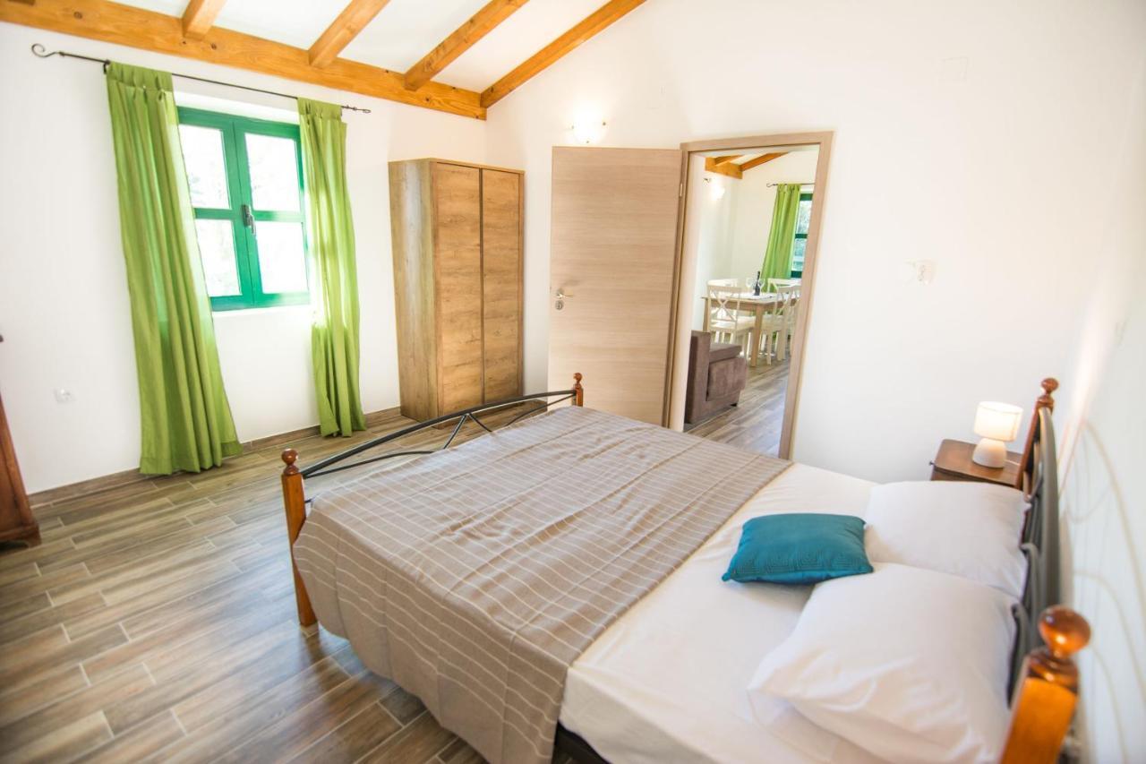 Apartments Tarragon Ugrinici Екстер'єр фото