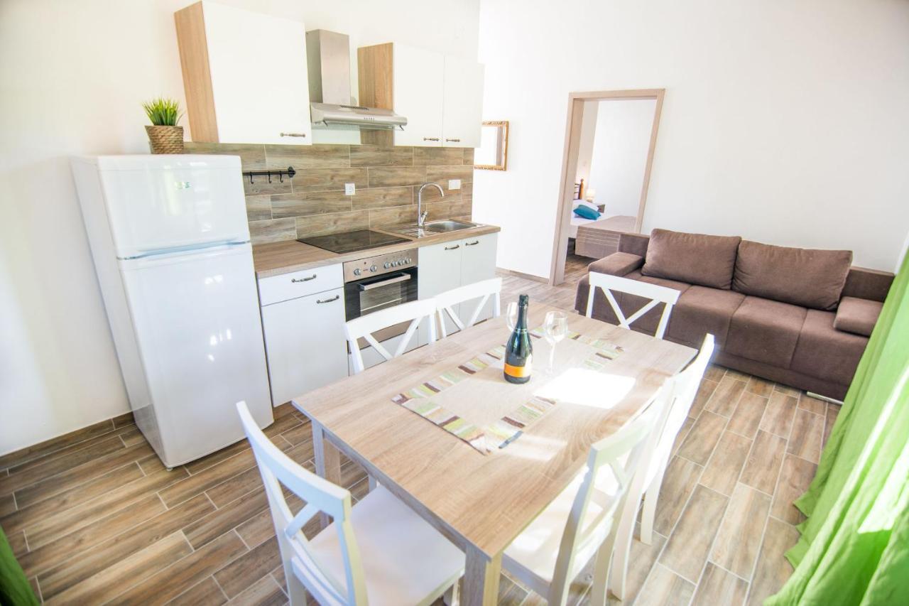 Apartments Tarragon Ugrinici Екстер'єр фото