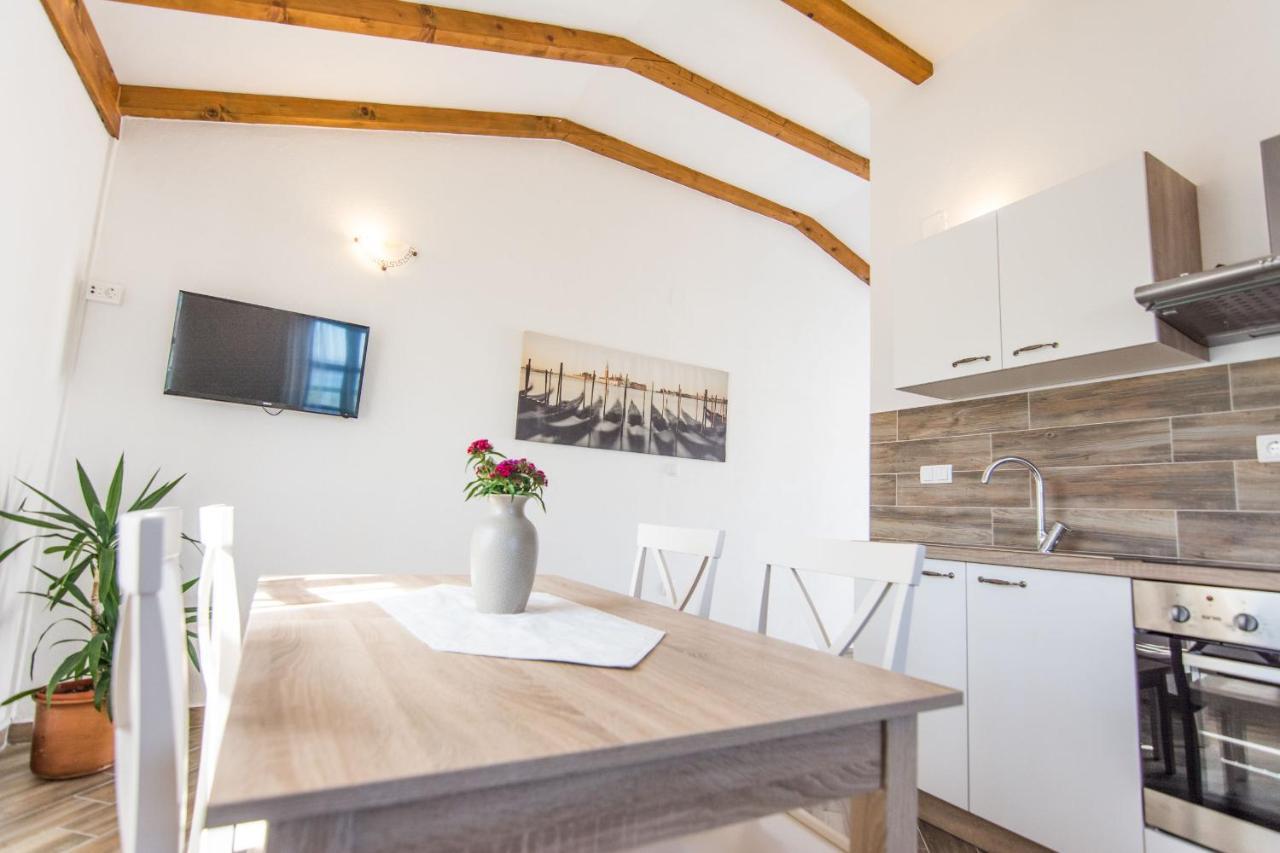 Apartments Tarragon Ugrinici Екстер'єр фото